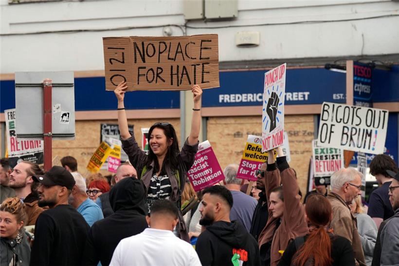 Nach den rechtsextremen Krawallen in Großbritannien sind in mehreren Städten Gegendemonstranten auf die Straße gegangen

