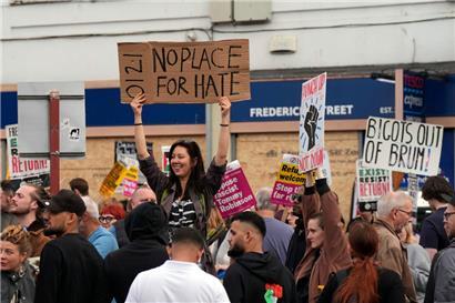 Nach den rechtsextremen Krawallen in Großbritannien sind in mehreren Städten Gegendemonstranten auf die Straße gegangen
