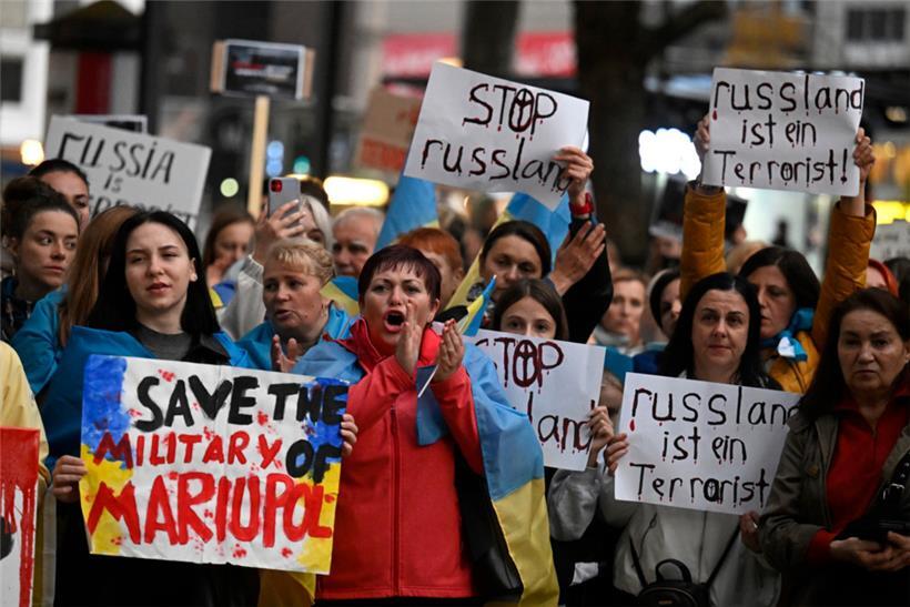 Nach den tödlichen russischen Raketenangriffen auf Kiew und andere ukrainische Städte haben am Montagabend in der deutschen Stadt Köln hunderte Menschen gegen die Bombardierungen demonstriert
