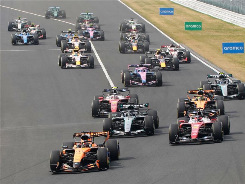 Formel-1-Logo vor Tafel mit skizzierten Rennstrecken und Notizen zu neuen Regeländerungen und Strategien