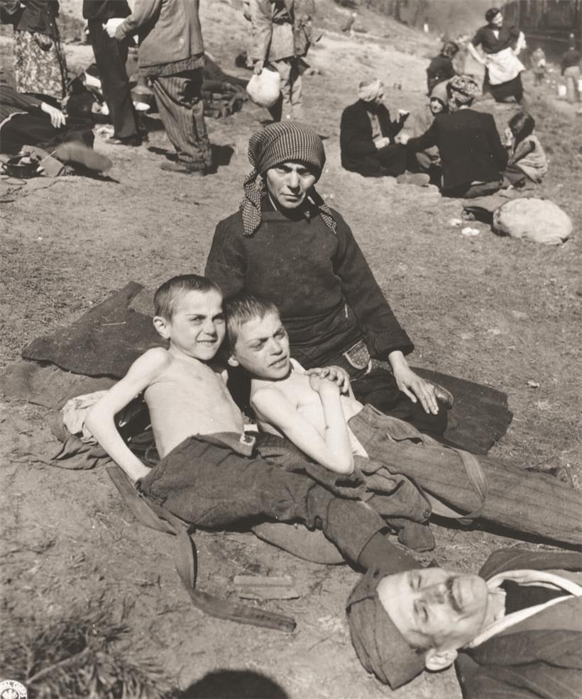 Nach der Befreiung feiernde Menschen im Freien, symbolisch für Freiheit und Neuanfang