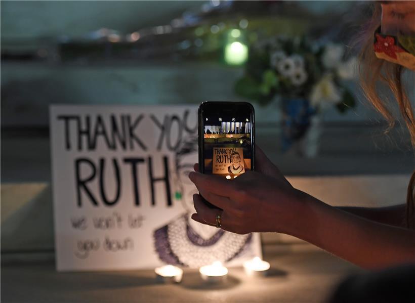 Nach der Bekanntgabe des Todes der Richterin am Obersten Gericht der USA Ruth Bader Ginsburg kamen Hunderte von Menschen gleichzeitig zum Obersten Gerichtshofs der USA, um ihren Respekt zu bekunden. Ginsburg soll die Rollen von Männern und Frauen in der Gesellschaft verändert haben. Die amerikanische Justiz-Ikone ist nun im Alter von 87 Jahren gestorben.

