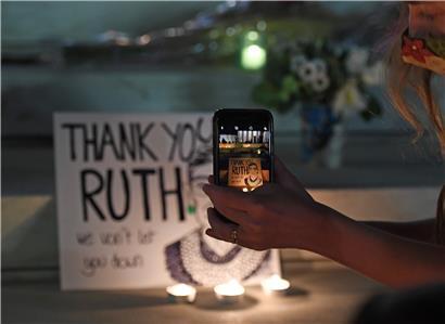 Nach der Bekanntgabe des Todes der Richterin am Obersten Gericht der USA Ruth Bader Ginsburg kamen Hunderte von Menschen gleichzeitig zum Obersten Gerichtshofs der USA, um ihren Respekt zu bekunden. Ginsburg soll die Rollen von Männern und Frauen in der Gesellschaft verändert haben. Die amerikanische Justiz-Ikone ist nun im Alter von 87 Jahren gestorben.
