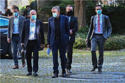 Nach der „Bipartite“-Sitzung eilten die beiden Vizepremierminister der Regierung, Dan Kersch und François Bausch, zu einer weiteren Sitzung mit den Luxair-Verantwortlichen, um über die Maßnahmen zur Unterstützung der Luftfahrtgesellschaft zu beraten
