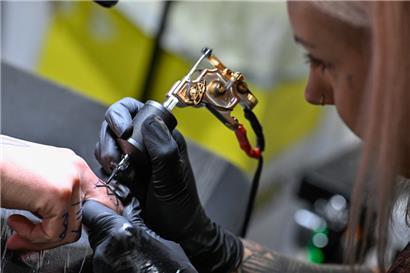 Nach der Convention laufen viele Menschen mit neuen Tattoos herum
