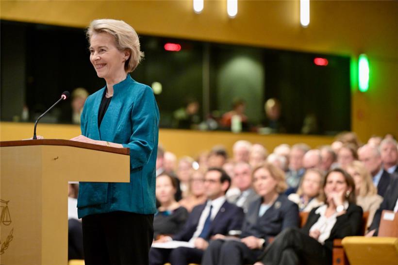 Nach der EU-Kommissionspräsidentin Ursula von der Leyen legten die anderen anwesenden Kommissionsmitglieder ihren Eid ab
