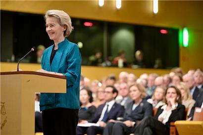 Nach der EU-Kommissionspräsidentin Ursula von der Leyen legten die anderen anwesenden Kommissionsmitglieder ihren Eid ab

