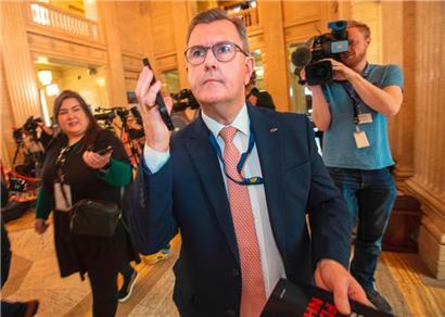 Nach der Niederlage seiner Partei blockiert DUP-Chef Jeffrey Donaldson eine Regierungsbildung in Nordirland
