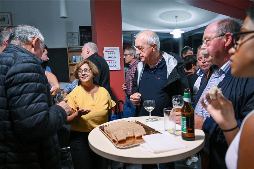 Nach der Podiumsdiskussion bestand die Möglichkeit auf ein weiteres Pläuschen mi...