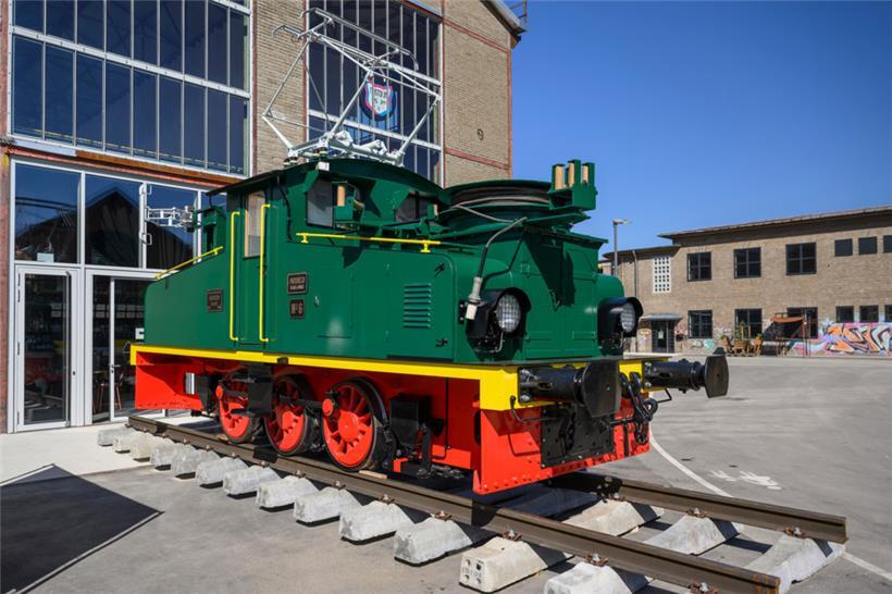 Nach der Restaurierung ein Hingucker erster Güte: die ADU No. 6 am Thierry-van-Werveke-Platz in Düdelingen. Die Strapazen der Reise sieht man der um 1930 gebauten Maschine nicht an. 
