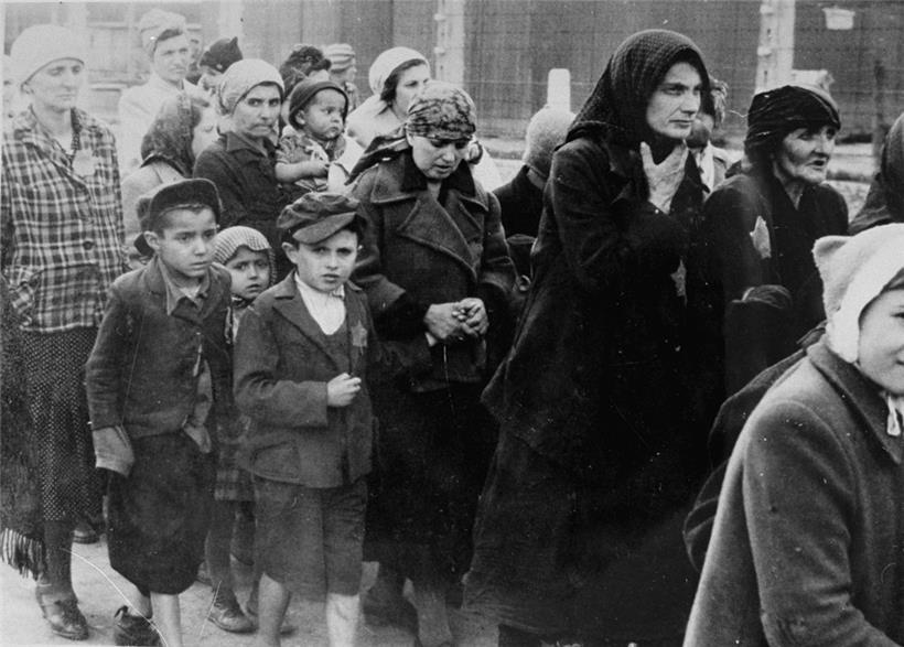 Nach der Selektion auf der Ankunftsrampe in Auschwitz-Birkenau: Jüdinnen mit ihren Kindern auf dem Weg in die Gaskammer.
