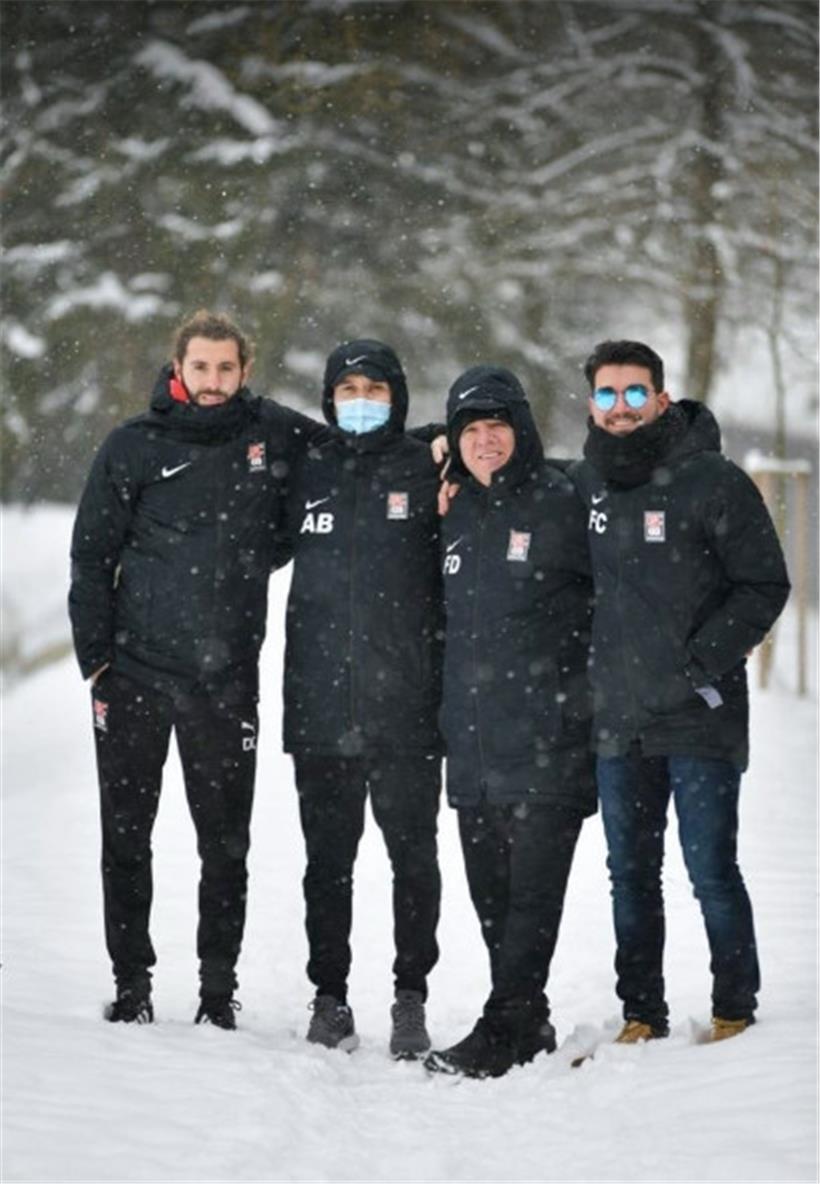 Nach der Sonne in Portugal erwartete D03 in Tschechien eine kräftige Schneeschauer: Davide Chalmandrier (l.) und Filipe Costa (r.) profitierten gestern Nachmittag von einer kurzen Runde 
