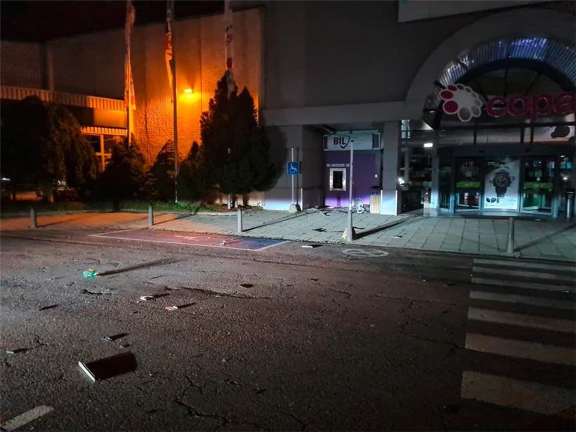 Nach der Sprengung liegen Trümmerteile vor dem Einkaufszentrum „Copal“ in Grevenmacher
