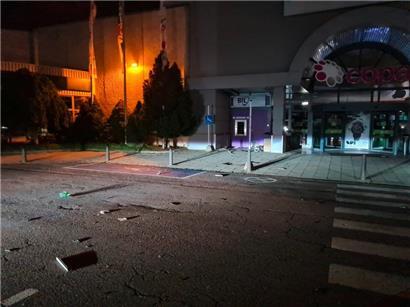 Nach der Sprengung liegen Trümmerteile vor dem Einkaufszentrum „Copal“ in Grevenmacher

