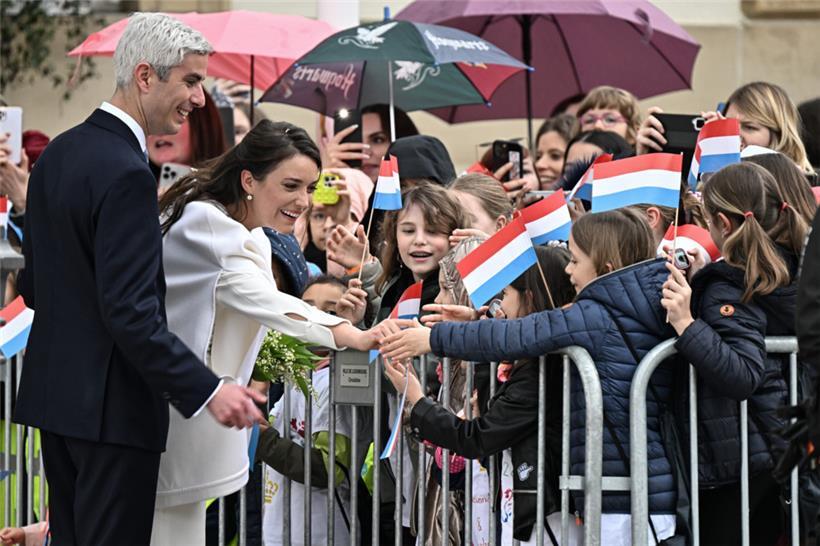 Nach der Trauung im Rathaus wurde das Paar von der Menschenmenge empfangen