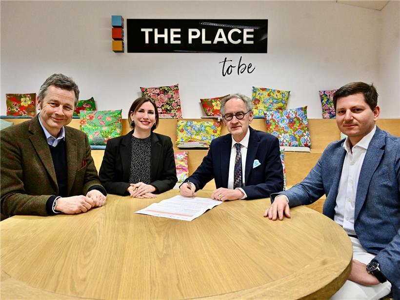 Vier Medienvertreter bei Unterzeichnung der Luxemburger Erklärung, darunter Lambert Lensing-Wolff und Michelle Cloos