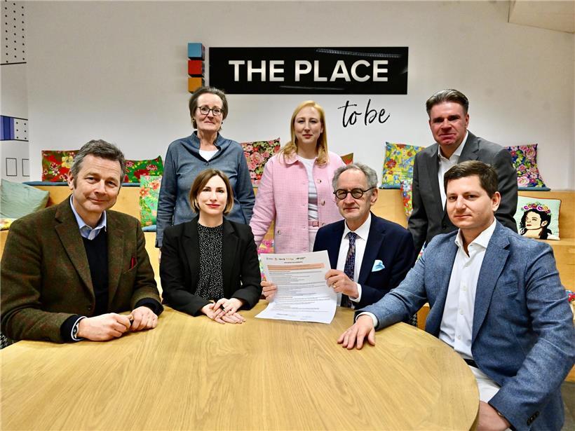 Nach der Unterzeichnung sitzen und stehen BDZV, Schweizer und österreichische Verlagsverbandsvertreter für Digitalpublisher und Zeitungsverleger