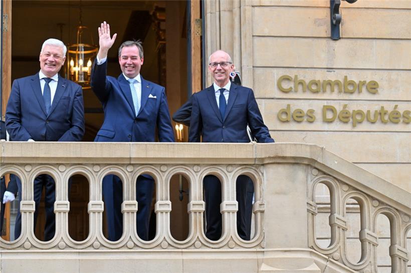 Nach der Vereidigung zeigt sich der „Lieutenant-Représentant“ dem Volk