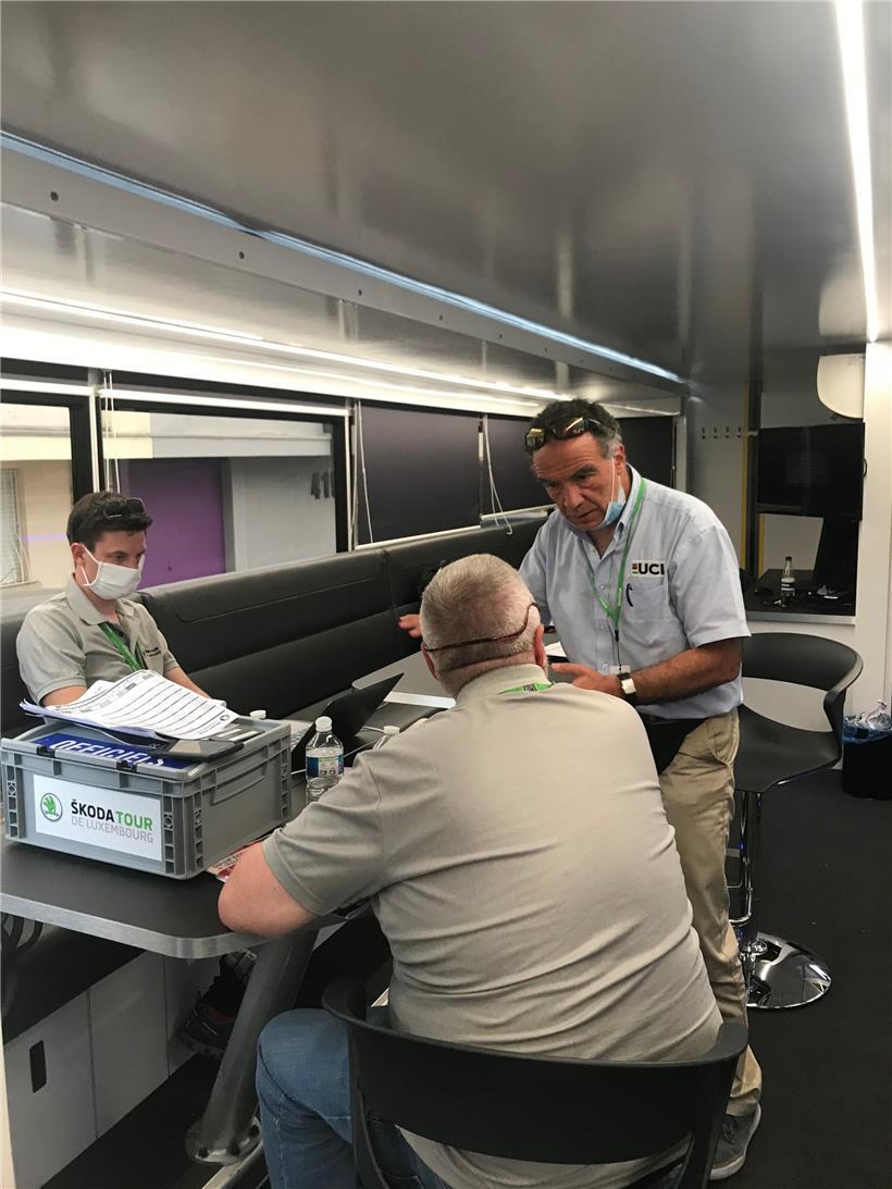 Nach der gestrigen Etappe besprachen die Organisatoren der Tour de Luxembourg (Links Benoit Theisen) die Etappe mit Vertretern der UCI. 
