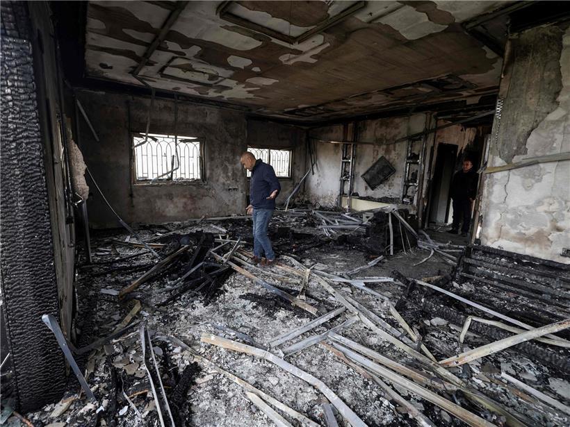 Palästinenser steht vor ausgebranntem Haus nach Angriff israelischer Siedler in Deir al-Hatab, Westjordanland bei Nablus.