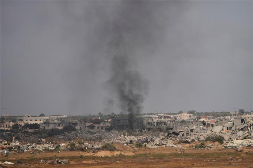 Nach einem Bombardement der israelischen Armee in Chan Junis, Gaza, steigt Rauch auf, gesehen vom Süden Israels aus
