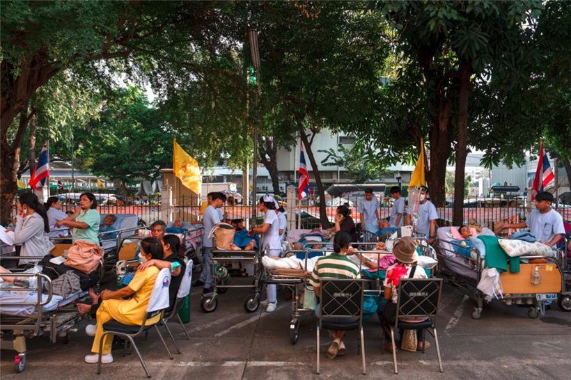Nach einem Erdbeben in Zentralmyanmar liegen Patienten auf Betten im Phramongkutklao-Krankenhaus in Bangkok
