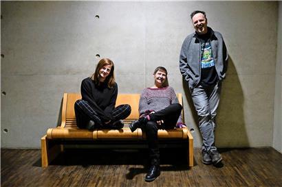 Nach einem Jahr haben Marlène Kreins (33), Patricia Jochheim (58) und John Rech (49) (v.l.n.r.) ihren Platz im Team gefunden
