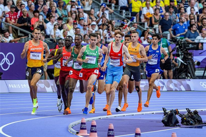 Nach einem Kilometer wurde das Teilnehmerfeld der 3.000 Meter Steeple gesprengt
