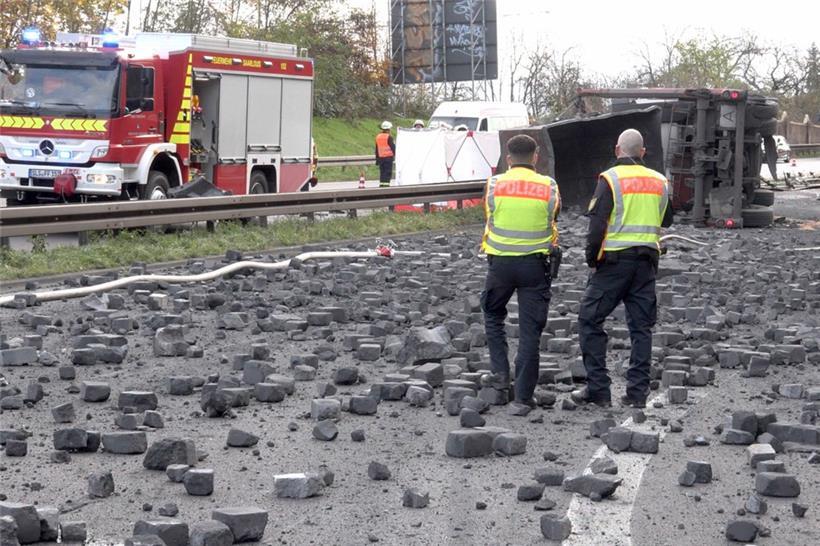 Nach einem Lkw-Unfall auf der Autobahn A620 liegen Pflastersteine auf der Fahrbahn
