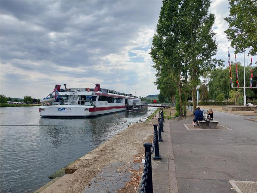 Nach einem Spaziergang an der Mosel ist die Aussicht auf eine Kugel Stracciatella-Eis verlockend
