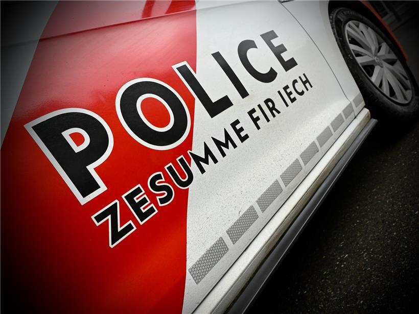 Unfall auf der A6 nahe belgischer Grenze blockiert Fahrbahn, Stau und Verkehrsstörung sichtbar