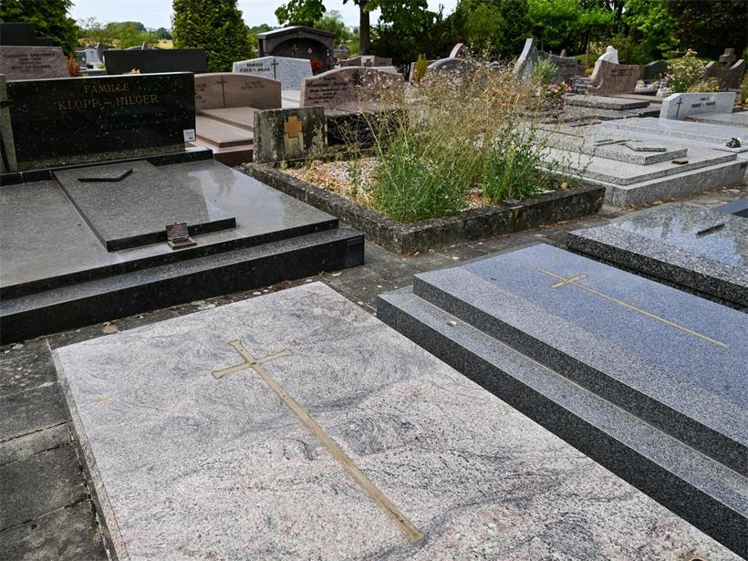 Nach einem Vorfall in Hollerich wurden auch in Bettemburg metallene Kreuze auf einem Friedhof entfernt – es bleiben die Umrisse