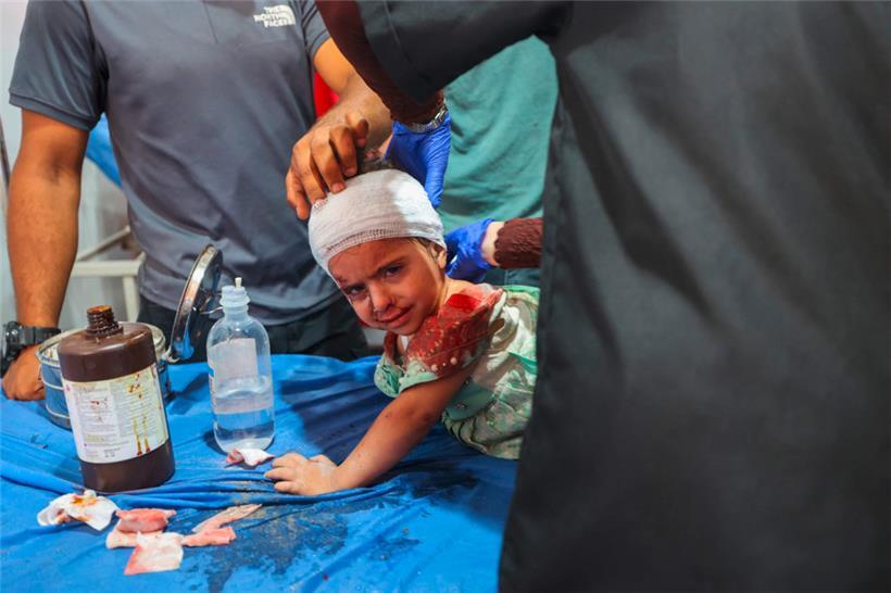 Nach einem israelischen Angriff auf ein Wohnhaus muss ein kleines Mädchen in einem Krankenhaus medizinisch versorgt werden
