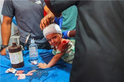 Nach einem israelischen Angriff auf ein Wohnhaus muss ein kleines Mädchen in einem Krankenhaus medizinisch versorgt werden
