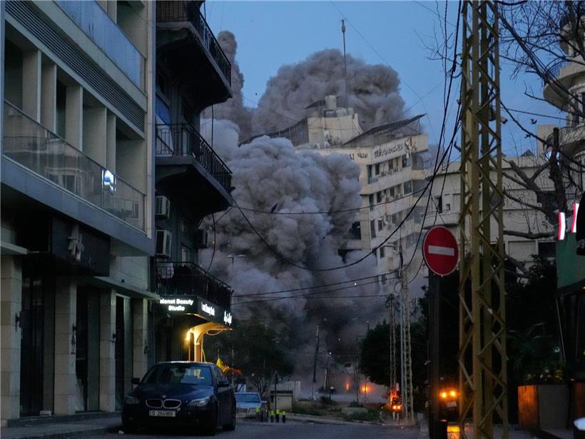 Einsturz eines Gebäudes im Zentrum von Beirut nach israelischem Luftangriff, Zerstörung im Libanon, Kriegsschäden sichtbar