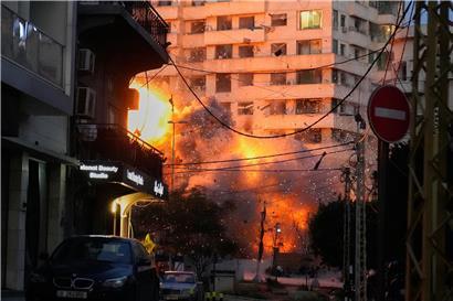 Nach einem israelischen Angriff im Zentrum von Beirut, Libanon, ist vor einem Gebäude eine Explosion zu sehen