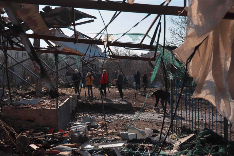 Nach einem russischen Angriff auf ein Gebäude in der Schwarzmeer-Stadt Odessa, weit entfernt von der ostukrainischen Front, wird der angerichtete Schaden in Augenschein genommen
