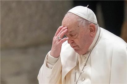 Nach einer Atemkrise am Freitagabend hat Papst Franziskus eine „ruhige Nacht verbracht“
