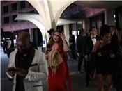 Nach einer Weile können die Journalisten das Hotel verlassen