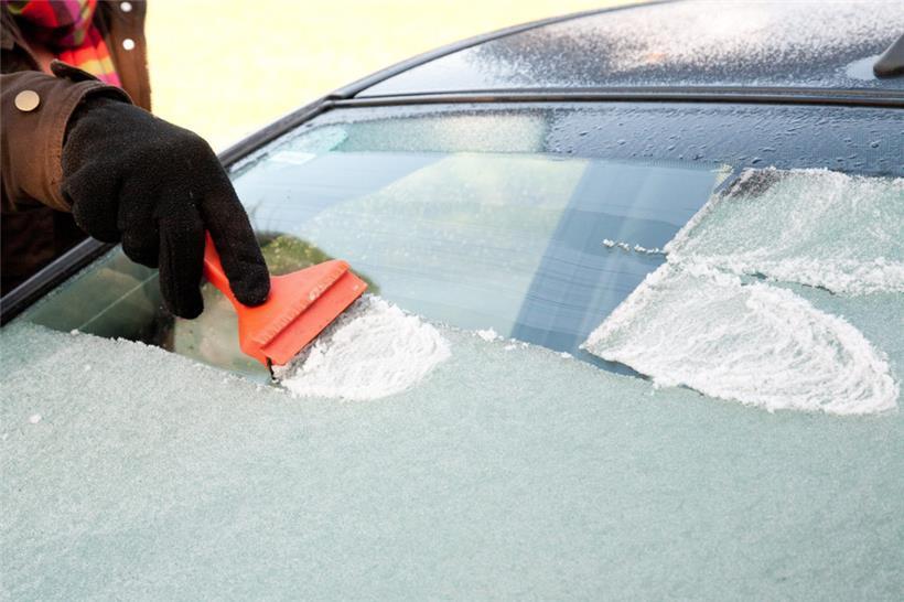 Nach einer frostigen Nacht sollte der Eiskratzer zum Einsatz kommen – wenn man andere Straßenverkehrsteilnehmer nicht gefährden und außerdem kein Bußgeld riskieren will
