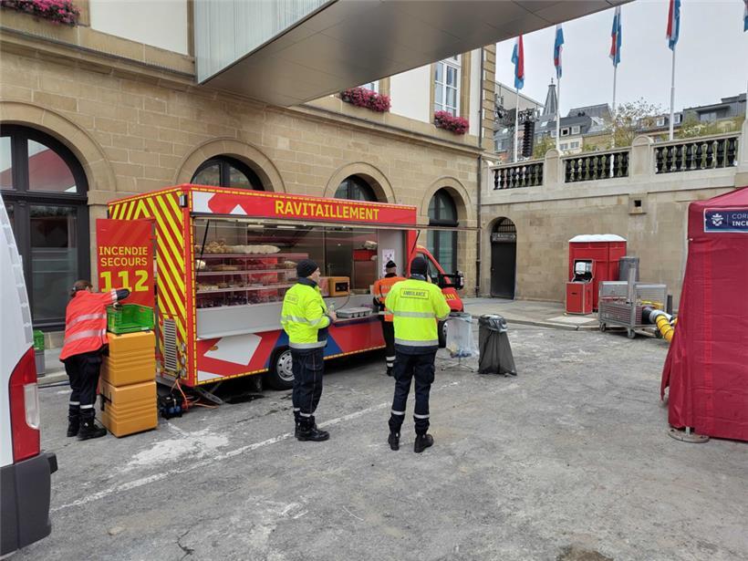 Nach einer kurzen Stärkung beim Foodtruck des CGDIS fällt die Arbeit leichter
