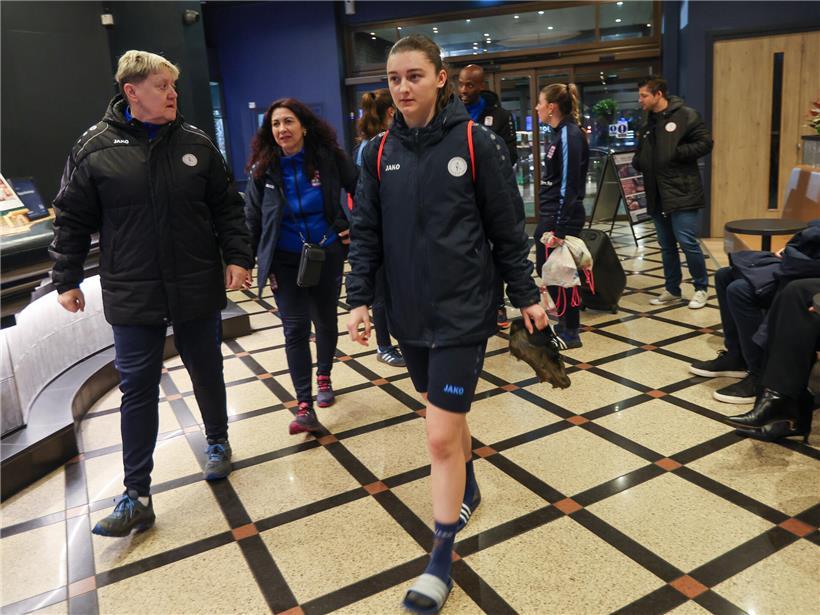 Sportler nach nasser Trainingseinheit, entspannt und glücklich vor der heißen Dusche im Fitnessstudio