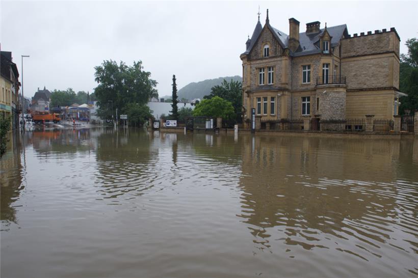 Nach einer regnerischen Nacht breiten sich am 15. Juli 2021 weiter braune Wasser...