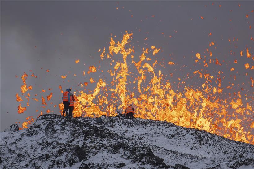 Nach einer wochenlangen Erdbebenserie hat es auf der Reykjanes-Halbinsel in Island am späten Montagabend einen vulkanischen Ausbruch gegeben
