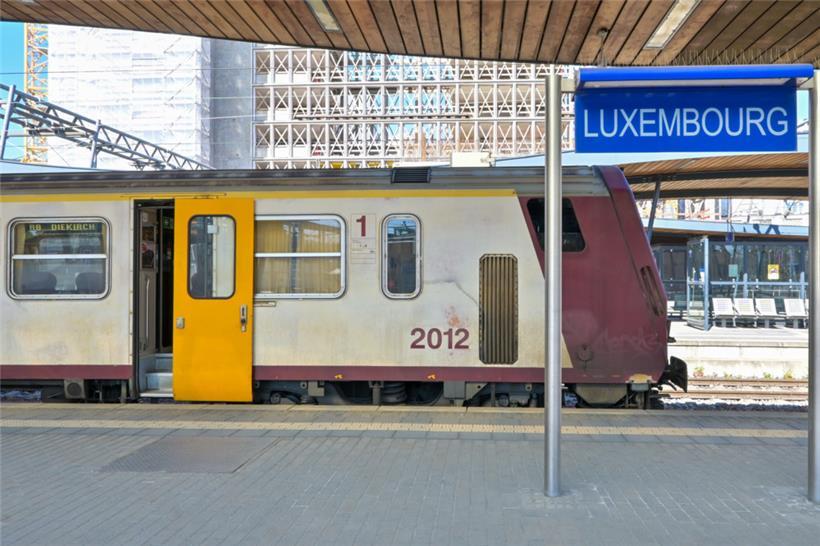 Nach etwa 35 Jahren Nutzung: Ein Z2-Zug im April 2025 im Bahnhof von Luxemburg-S...