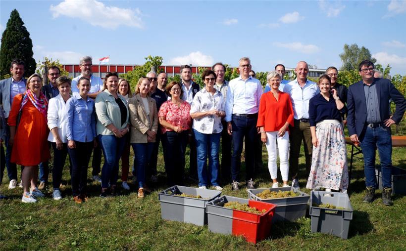 Nach getaner Arbeit: Die Ehrengäste hatten sichtlichen Spaß beim Ernteauftakt
