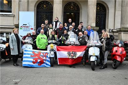 Nach gut 800 Kilometern wird Sandy Häfele mir ihrer Vespa und dem Biene-Maja-Maskottchen in Düdelingen empfangen
