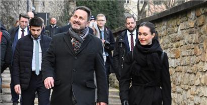 Nach ihren Gesprächen führte Gastgeber Xavier Bettel die finnische Regierungschefin Sanna Marin während einer kleinen Besichtigung der Altstadt über die Corniche
