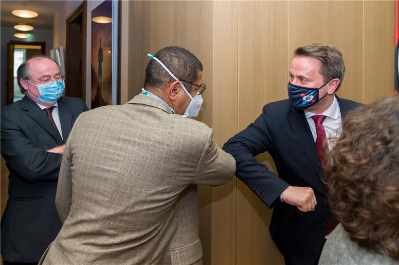 Nach ihrer Rückkehr am 8. März werden Dr. Samuel Luyasu (M.) und seine drei Mitstreiter von Premierminister Xavier Bettel und Gesundheitsministerin Paulette Lenert für ihr Engagement in Portugal geehrt
