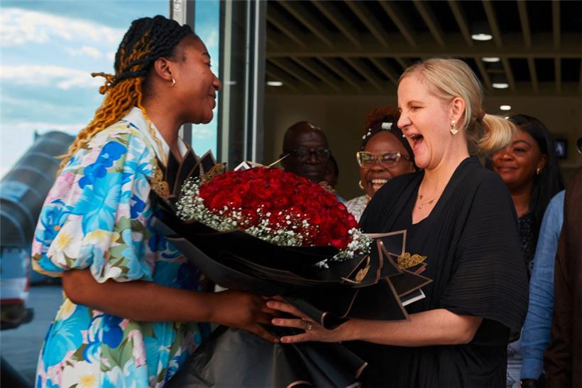 Nach ihrer Wahl zur IOC-Präsidentin wurde Kirsty Coventry (r.) mit Begeisterung in ihrer Heimat Simbabwe empfangen
